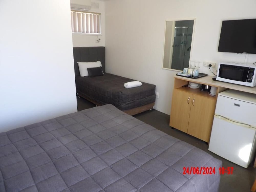 MOTEL 617 8/66
