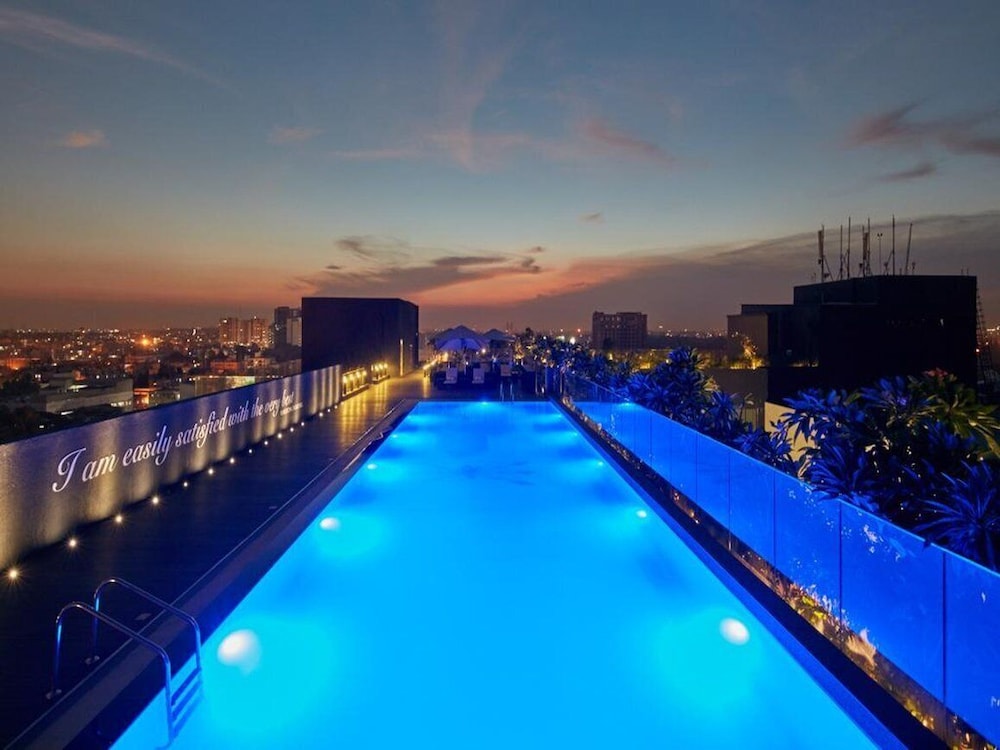 THE WAVERLY HOTEL & RESIDENCES 55/57