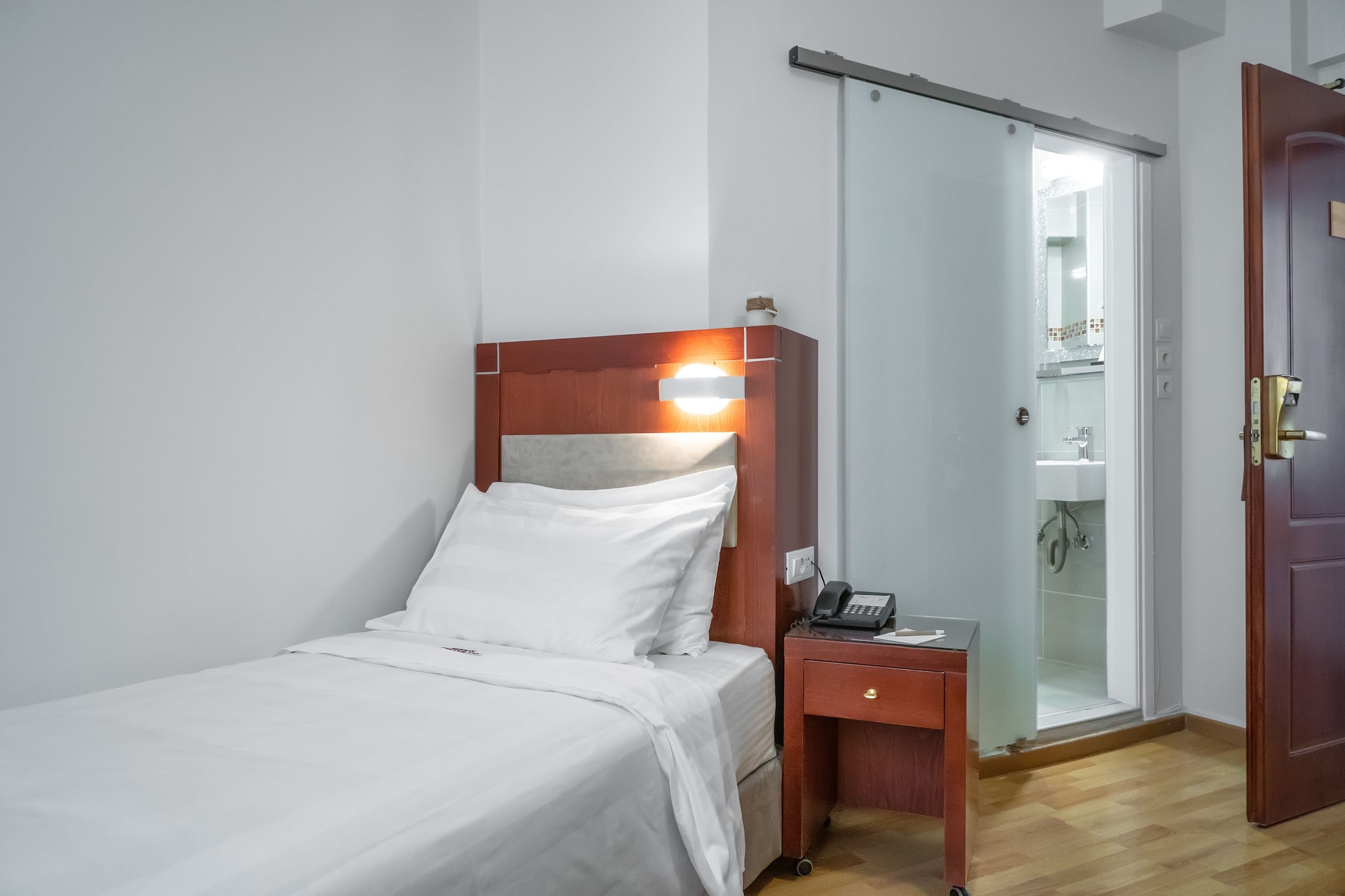 ROOM, SINGLE