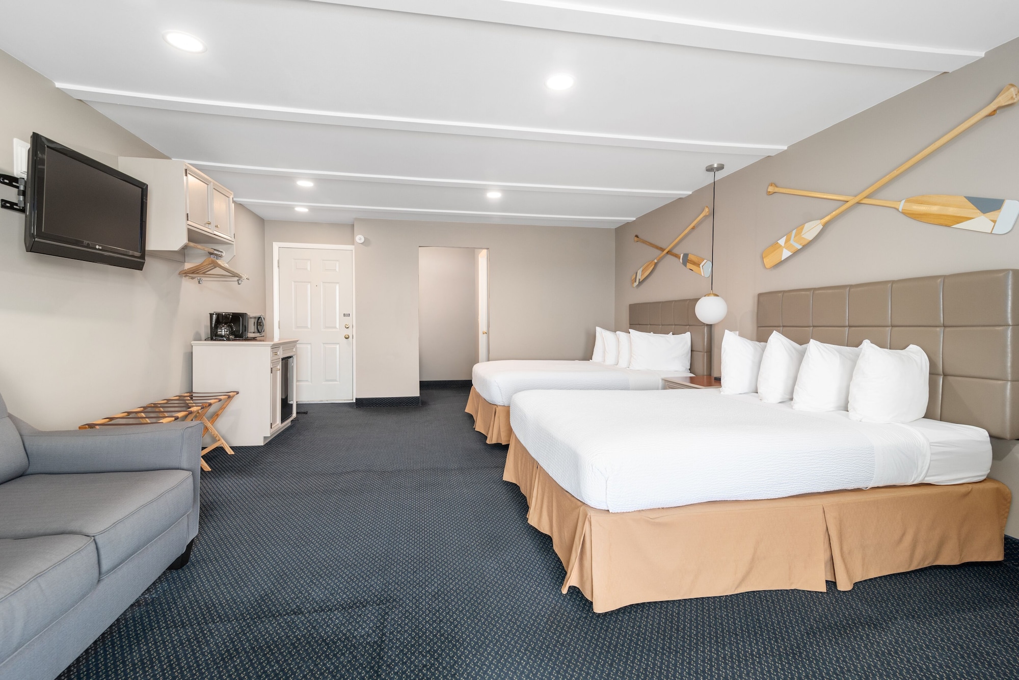 ROOM, 2 QUEEN BEDS, LAKE FRONT, SOFA, BALCONY