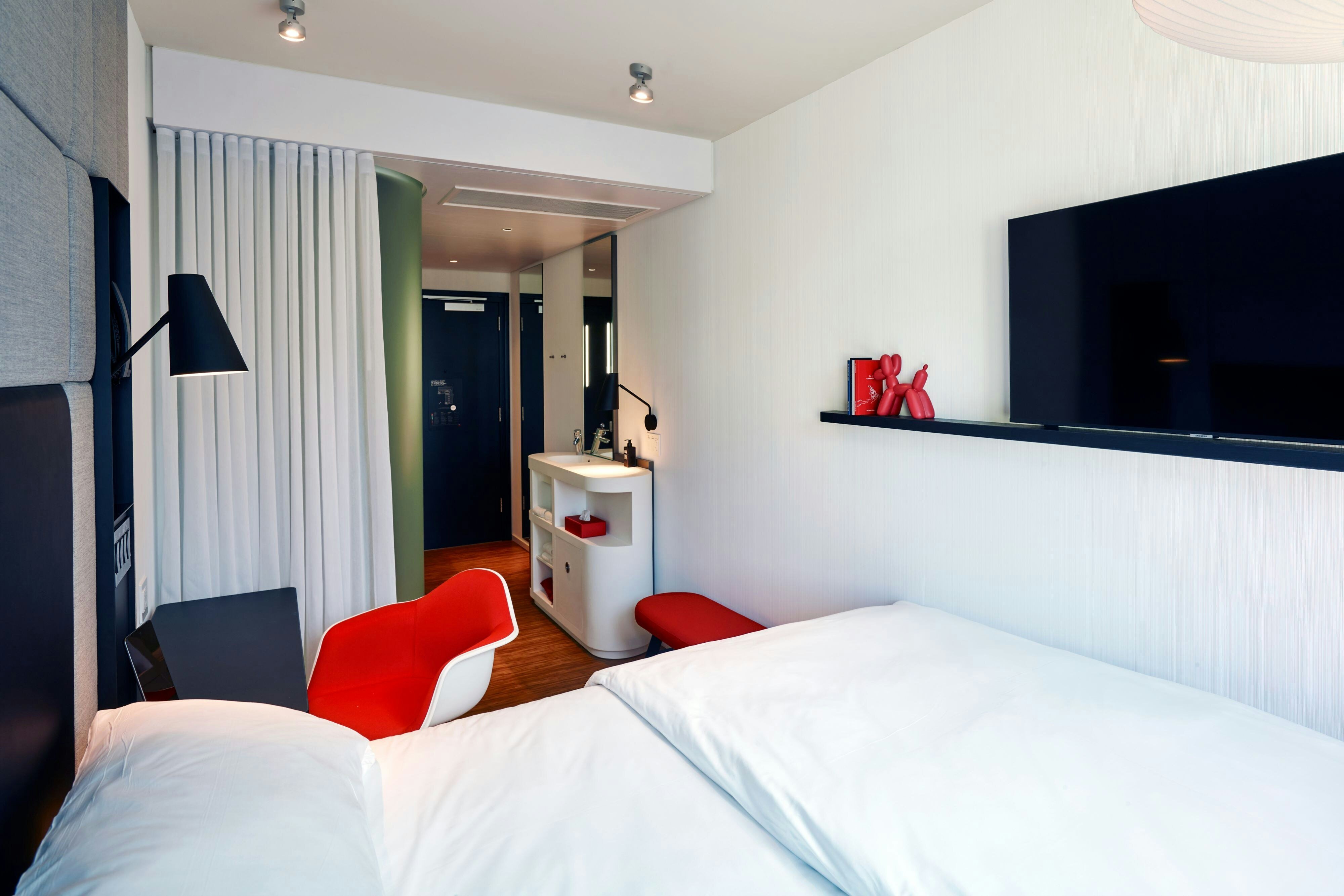ROOM, KING BED