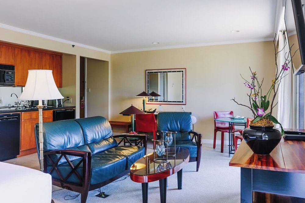 Dinah's Garden Hotel 37/60