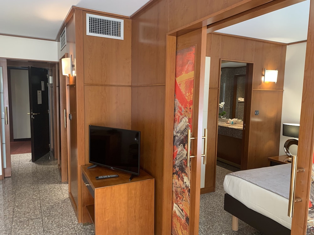 Hotel Goldstar Resort And Suites 34/50