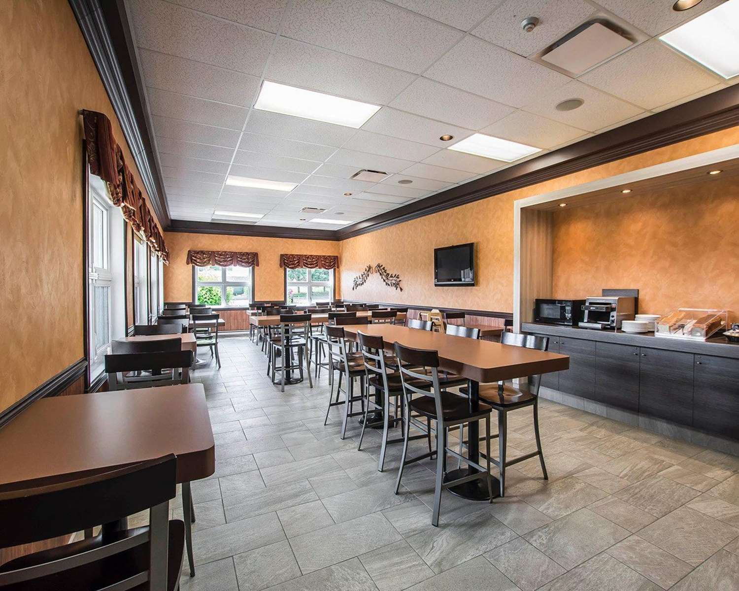 Econo Lodge Inn & Suites Montmagny QC 10/18