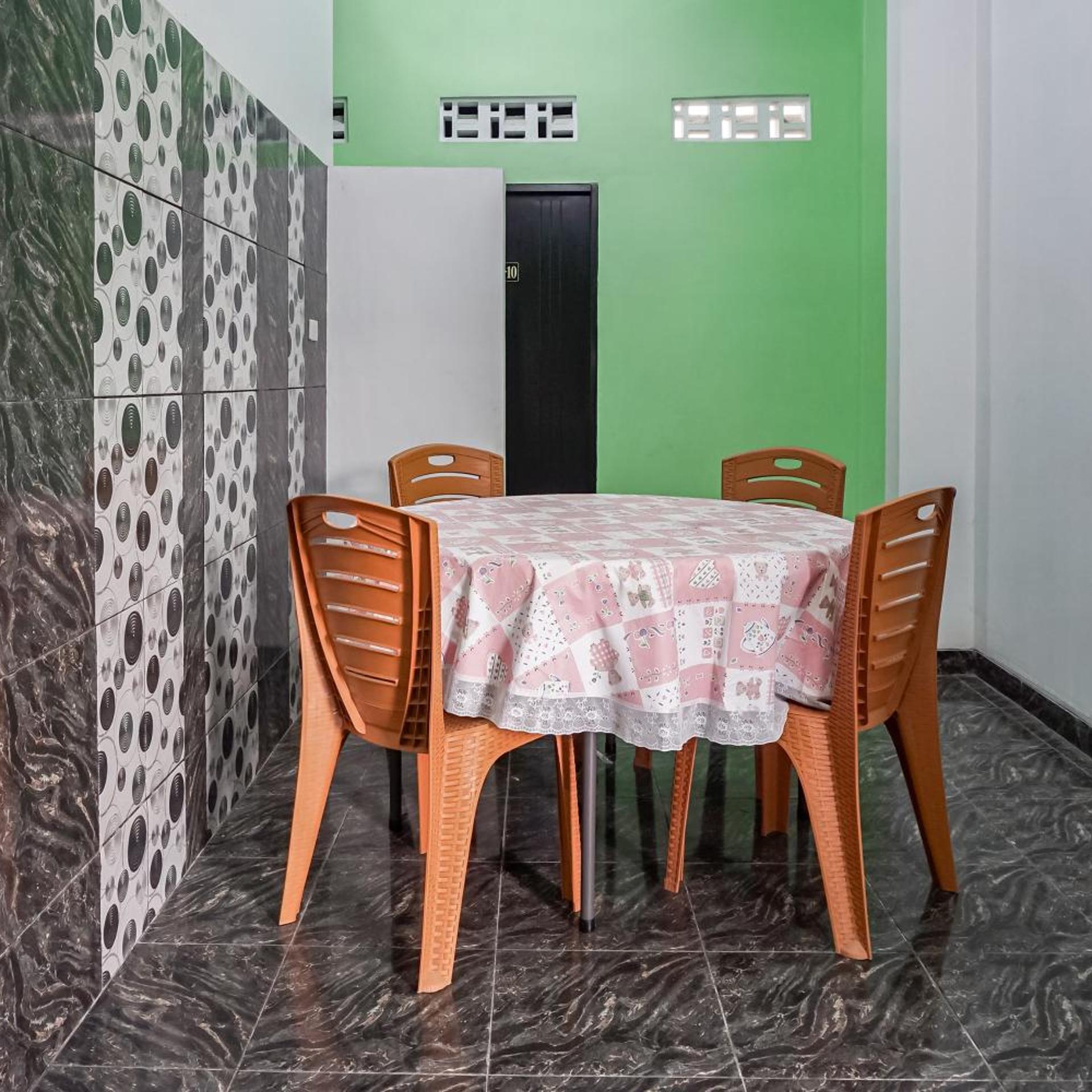 Hotel O Guest House Riharti Syariah 34/43