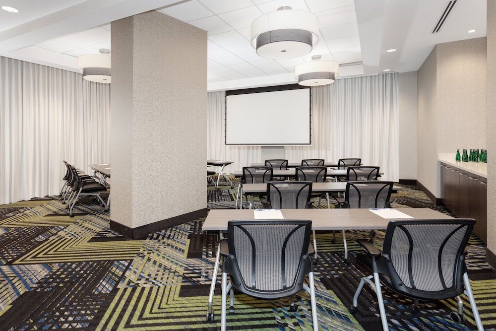 Holiday Inn Express And Suites Ottawa Downtown East 63/78
