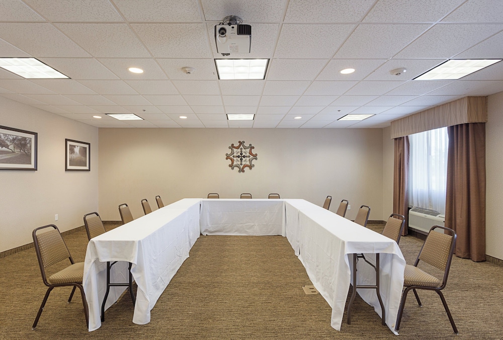 Holiday Inn Express Hotel Suites Byram 48/70
