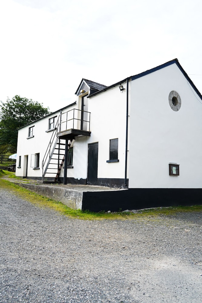 The Fox &amp; Hounds Hotel 25/36