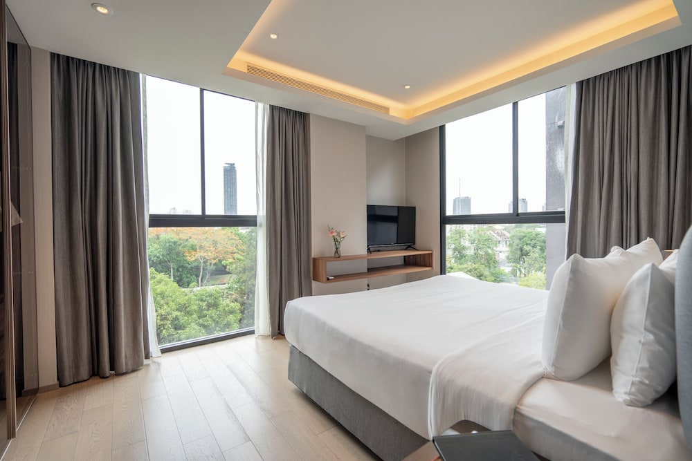 1 BEDROOM, SUITE, CORNER