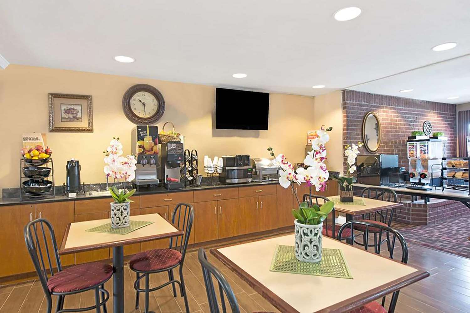 Super 8 by Wyndham San Antonio Downtown NE 5/8