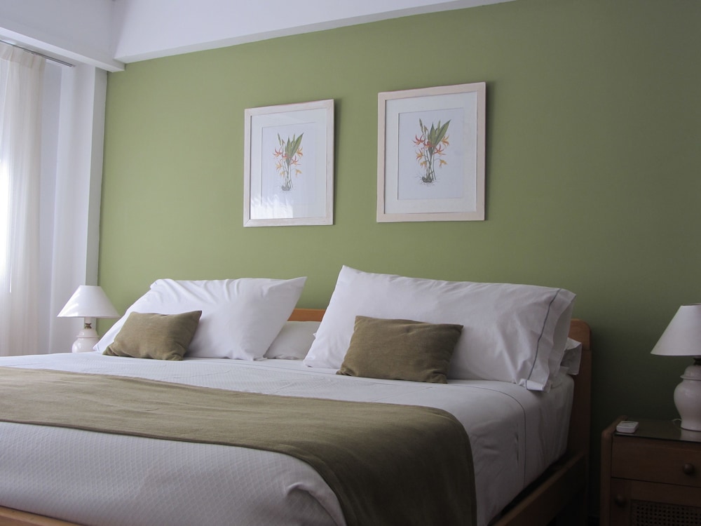 2 Bedrooms, Family Suite, Queen and Twin Beds, 2 Bathrooms