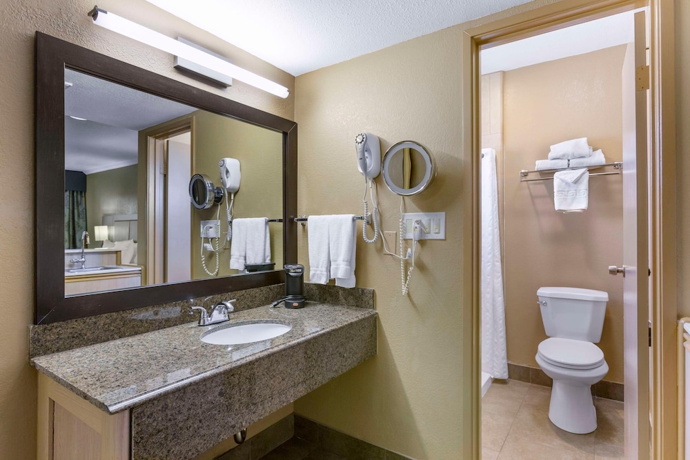 غرفة أساسية مفردة بسرير كينج، Royal Sun Inn & Suites 5/6