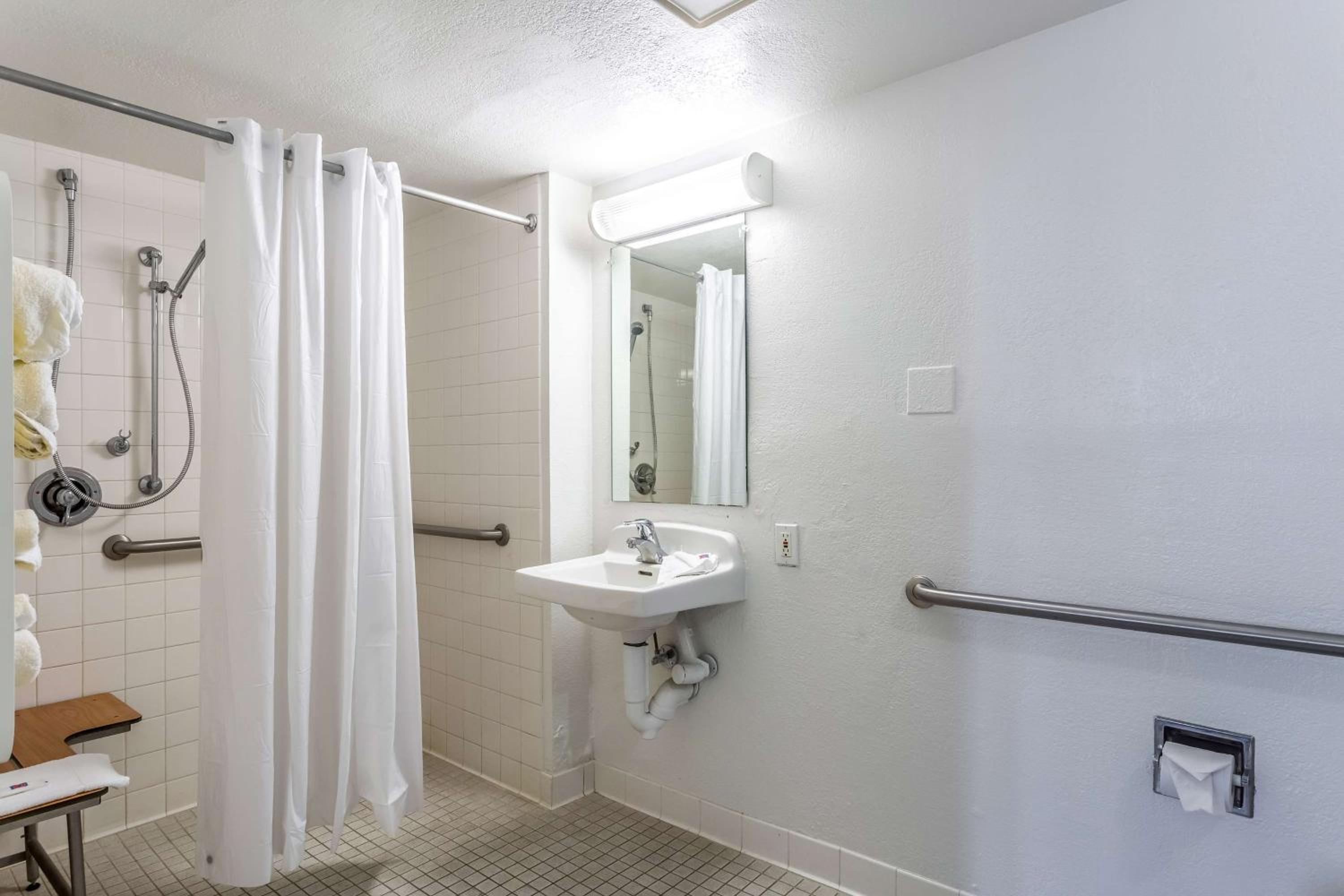 1 King Bed - Mobility Accessible RI Shower Nsmk، Motel6 Blythe, CA 10/10