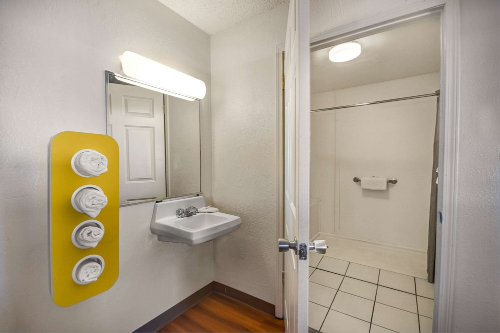 Motel6 North Ridgeville, OH - Cleveland Intl Airport - N Ridgeville 32/45