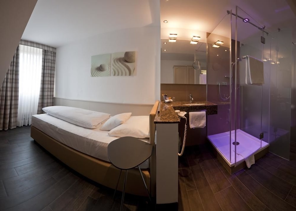 ROOM, SINGLE