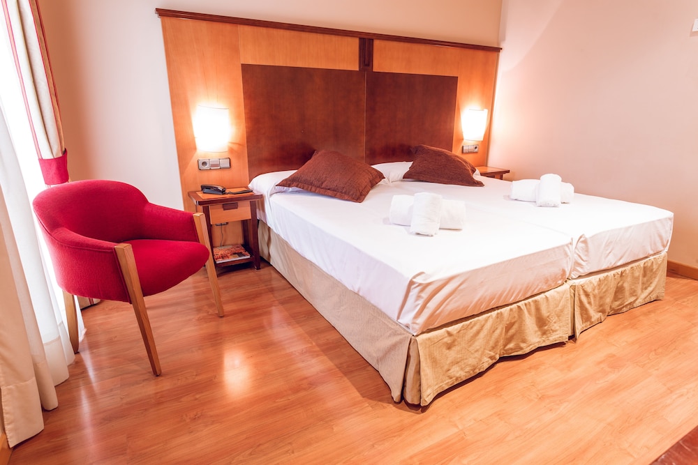 ROOM, TWIN BEDS