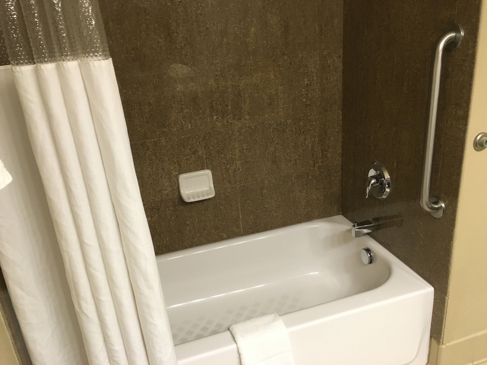 Country Inn & Suites by Radisson, Bradenton-Lakewood Ranch, FL 32/32