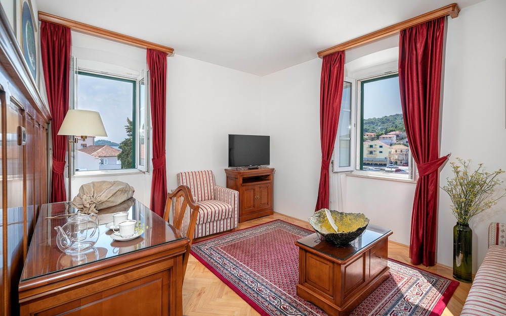 Heritage Hotel Tisno 61/80