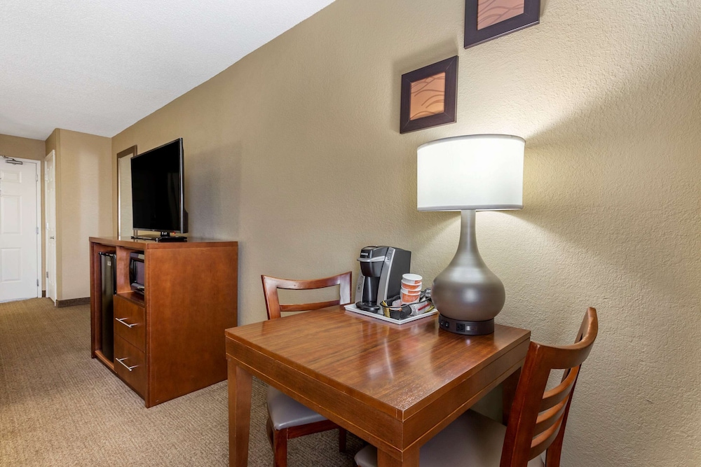 Comfort Inn Gurnee near Six Flags 27/35