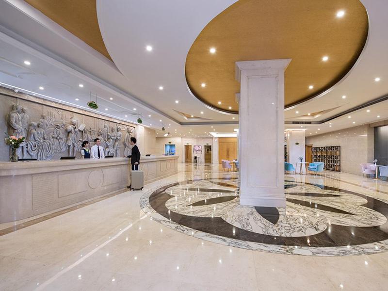 Vienna International Hotel (Zhuhai Lovers Middle Road Haibin Store) 2/19