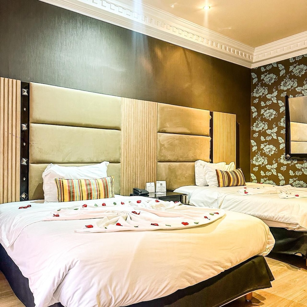 EXECUTIVE, TWIN BEDS, LOUNGE ACCESS