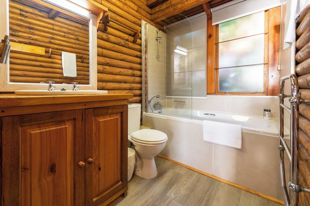 Under Milkwood Resort 46/49