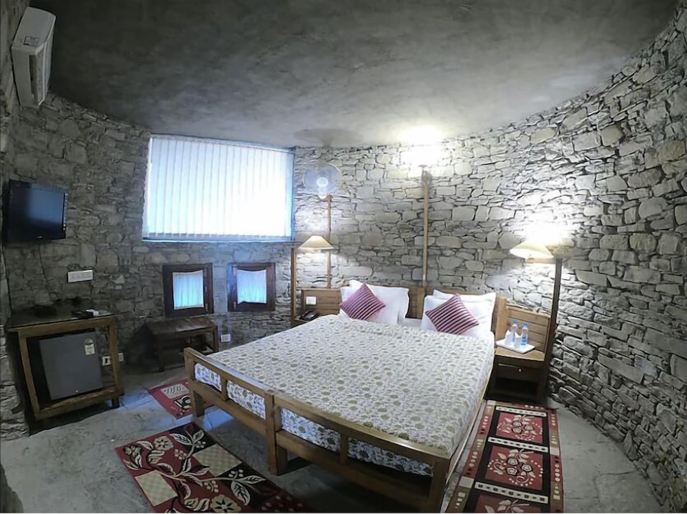 Tiaraa Monolith Lake Resort 19/44