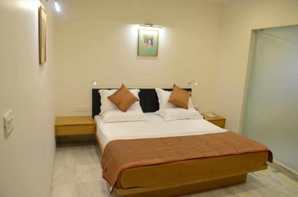 Hotel Yuvraj 7/35