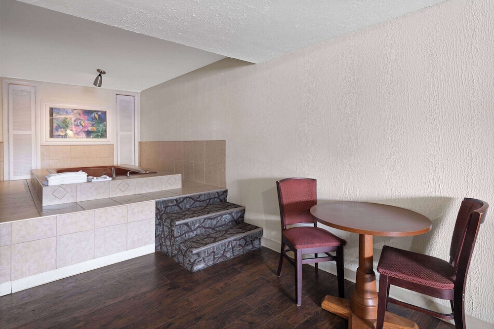 Super 8 by Wyndham Youngstown/Girard 17/26