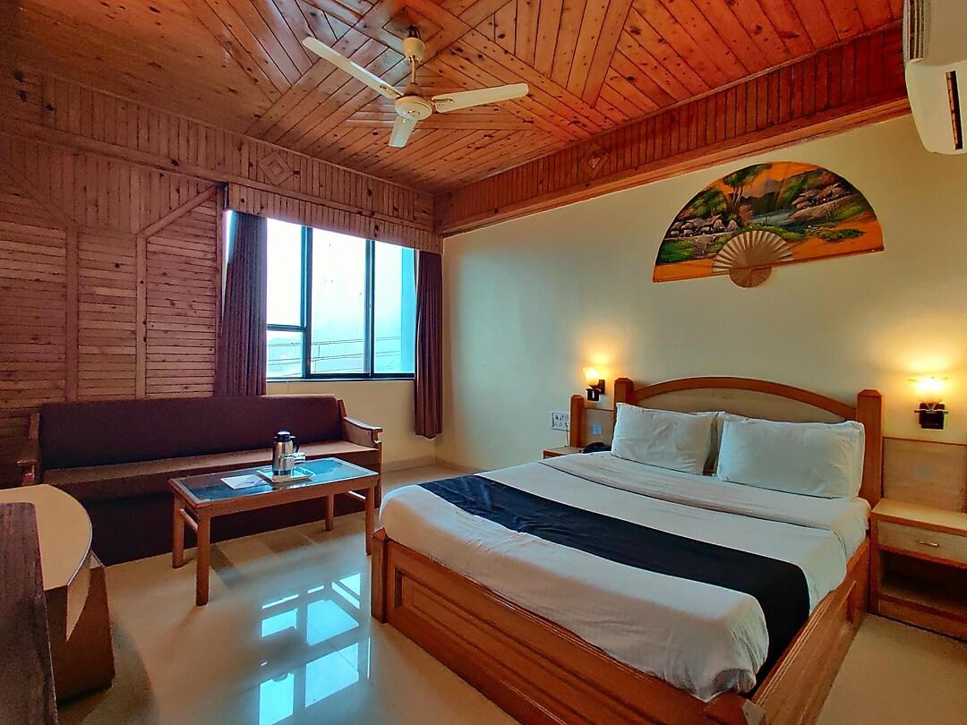 غرفة قياسية بسرير كينج، Hotel Pratap Heritage 2/3