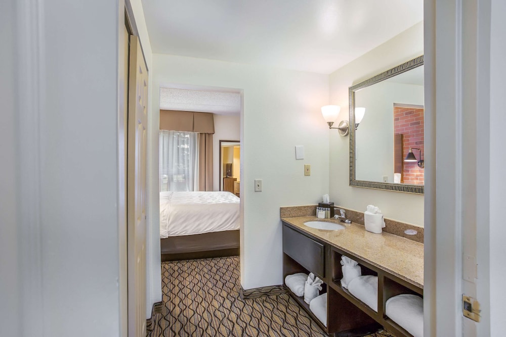 Burrstone Inn, an Ascend Collection Hotel 24/55