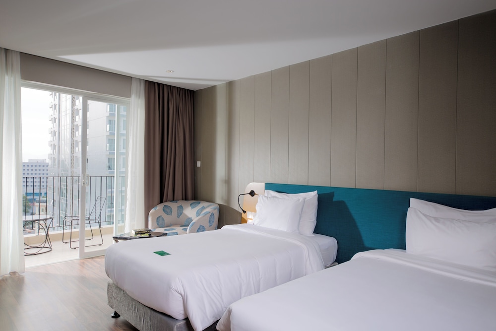 PREMIER, DELUXE, TWIN BEDS