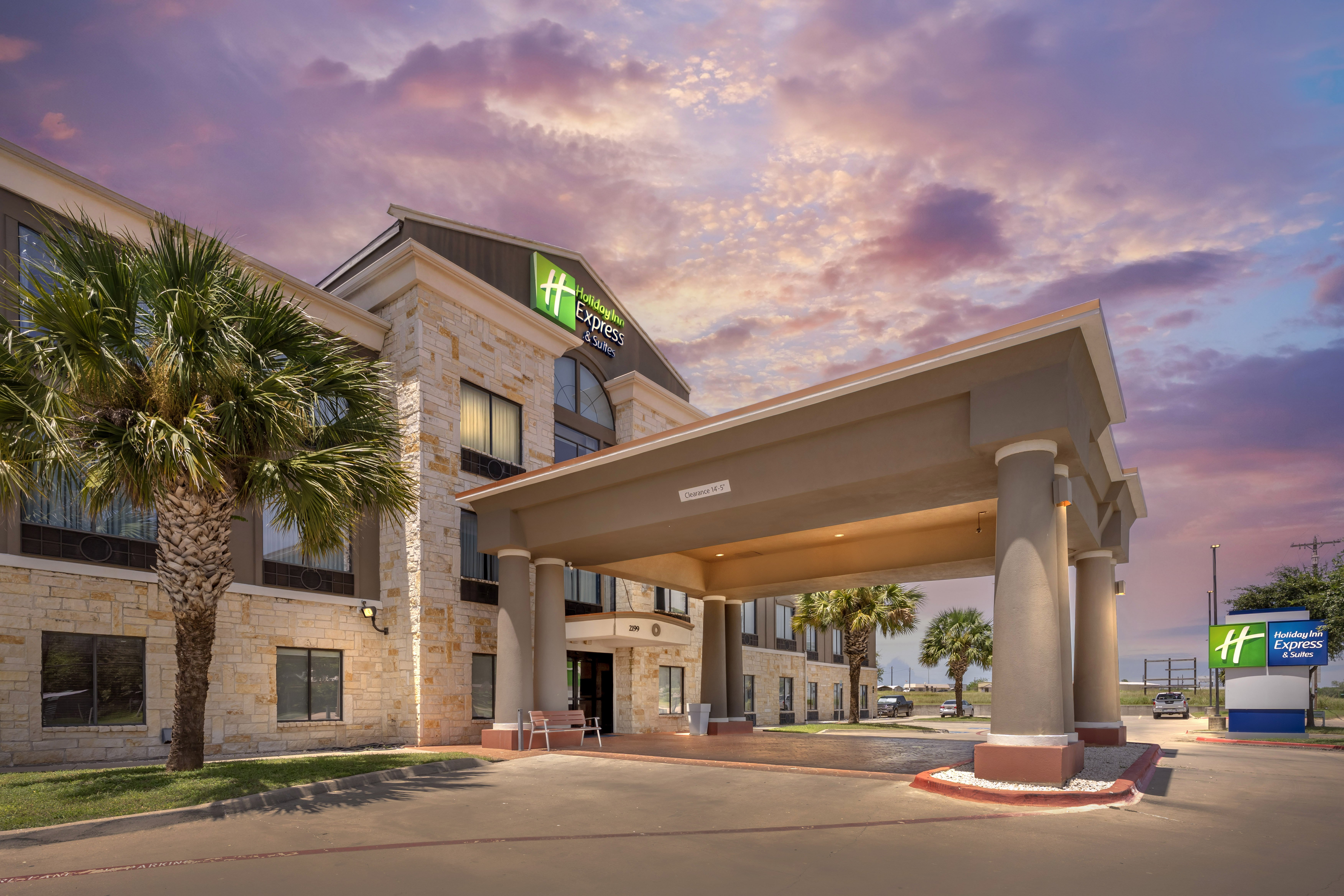 Holiday Inn Express Suites Beeville 4/76