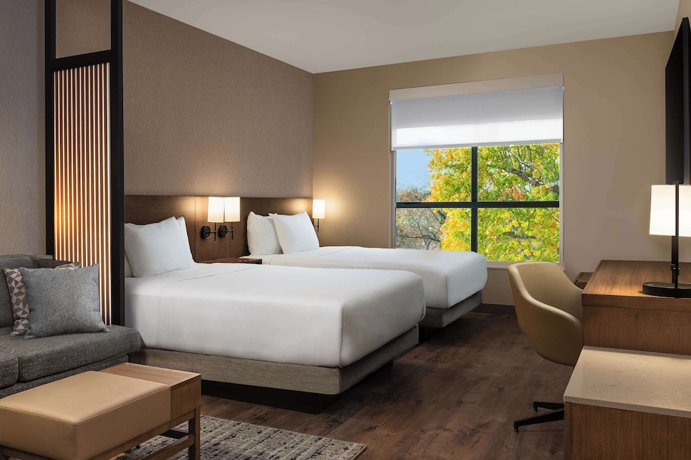 Hyatt Place Nashville/Green Hills 8/40