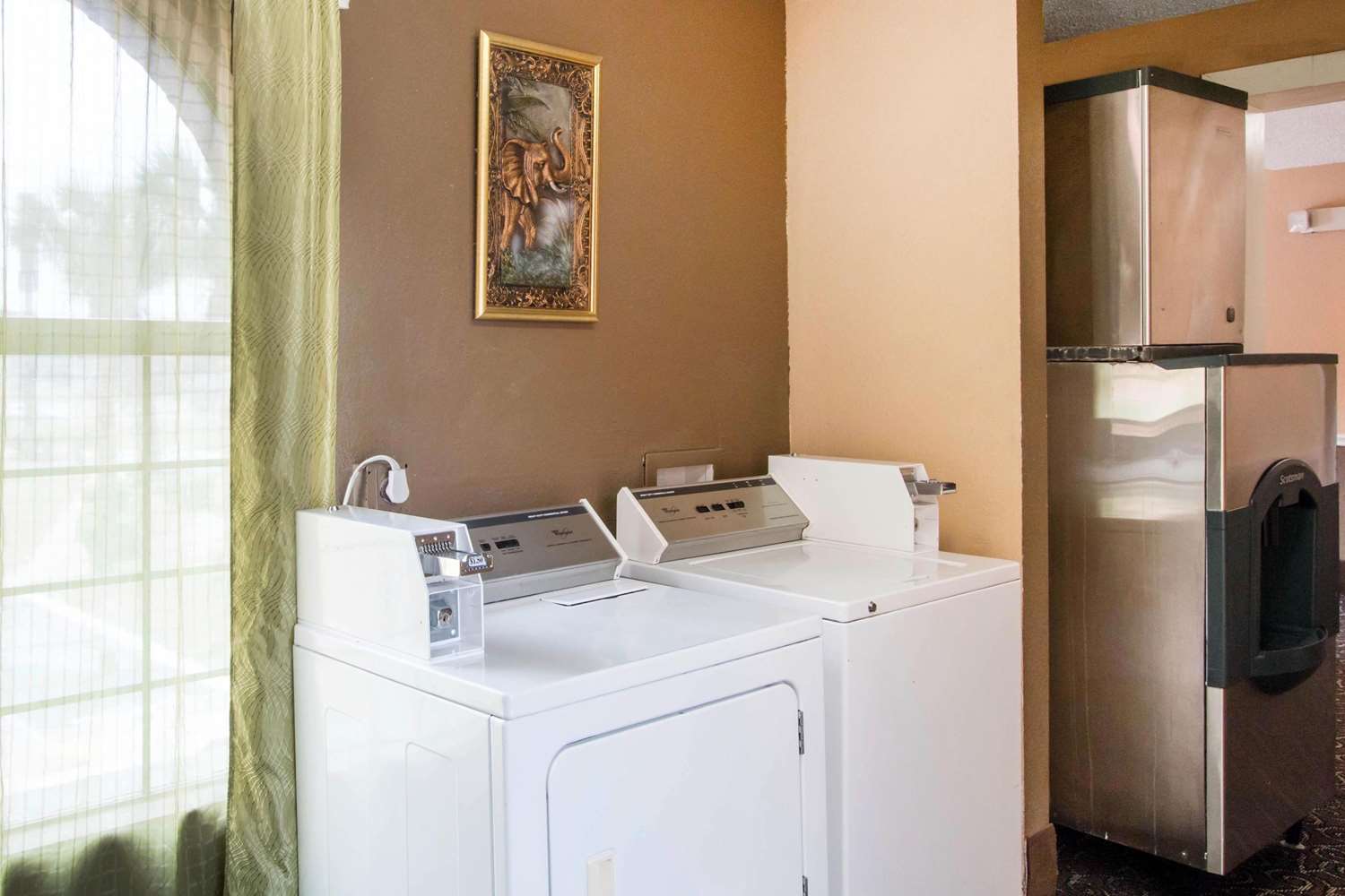 Quality Inn & Suites I-35 Near Frost Bank Center San Antonio, TX 33/33