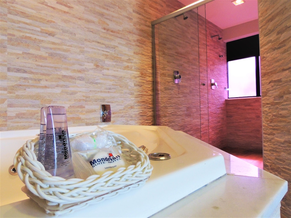 Mondrian Suite Hotel 82/82