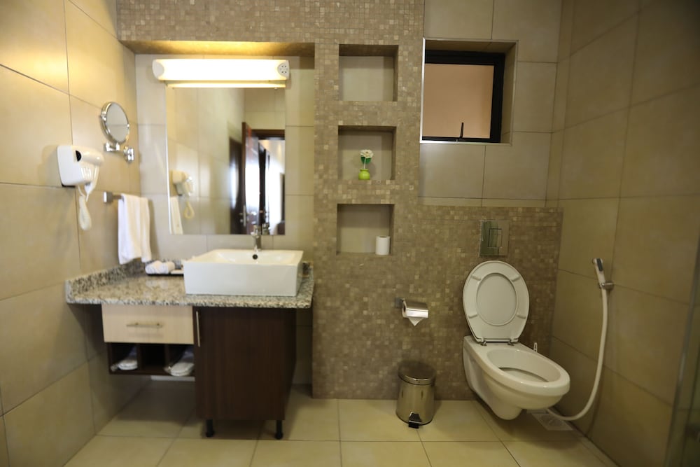 Bidwood Suite Hotel 48/50