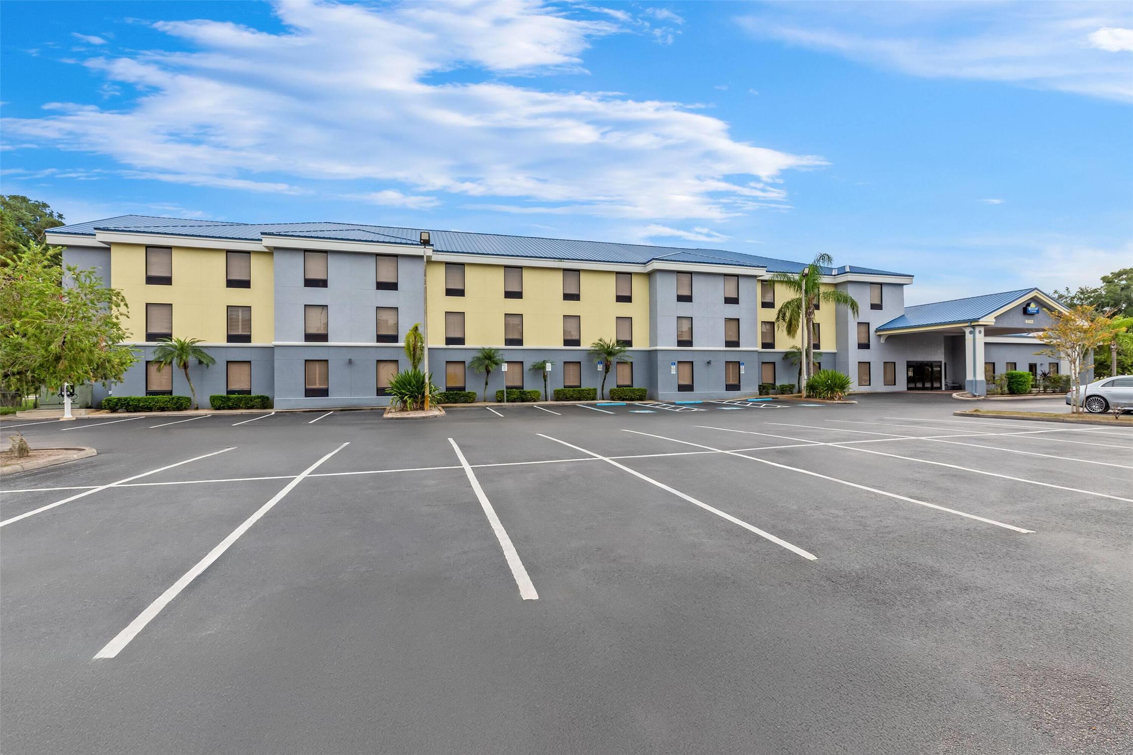 Days Inn & Suites by Wyndham Lakeland 70/85