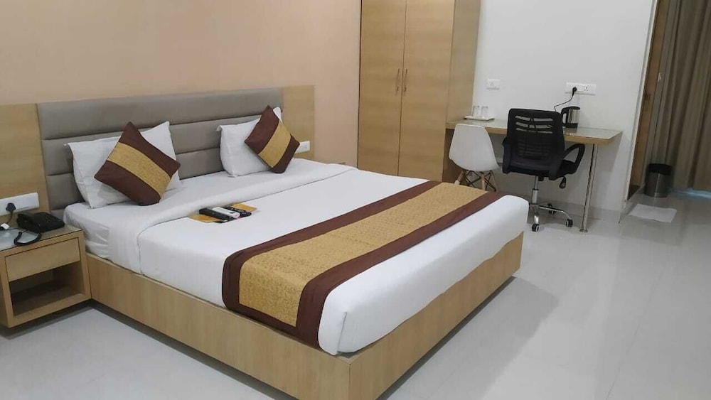 Oyo 14745 Veeraj Suites 21/50