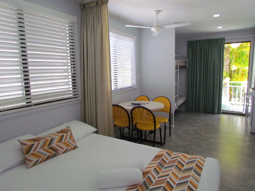 Alex Beach Cabins and Tourist Park 21/50