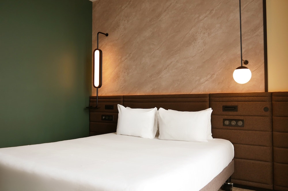 Classic, Double Bed, River View, Novotel Rouen Centre Cathedrale 2/6