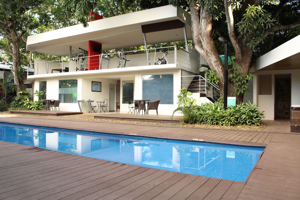 Contempo Hotel 2/49