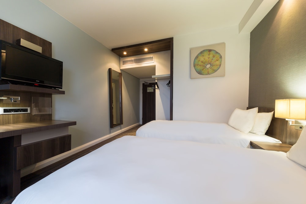 HOLIDAY INN EXPRESS DURBAN - UMHLANGA 30/83