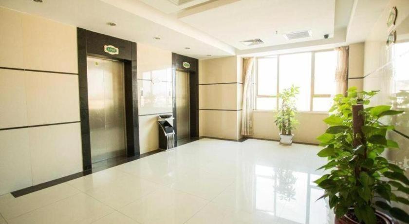 Vienna Hotel (Shenzhen Pinghu Center Metro Station) 33/42