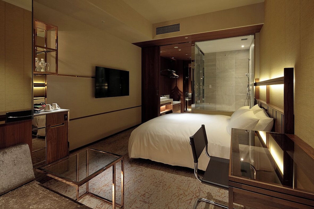 EXECUTIVE, KING BED, SOFA