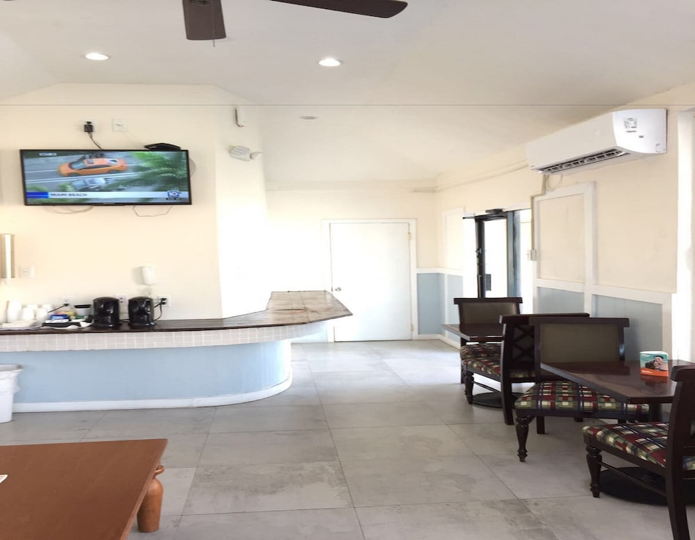 THE COLONY CLUB INN AND SUITES 16/55