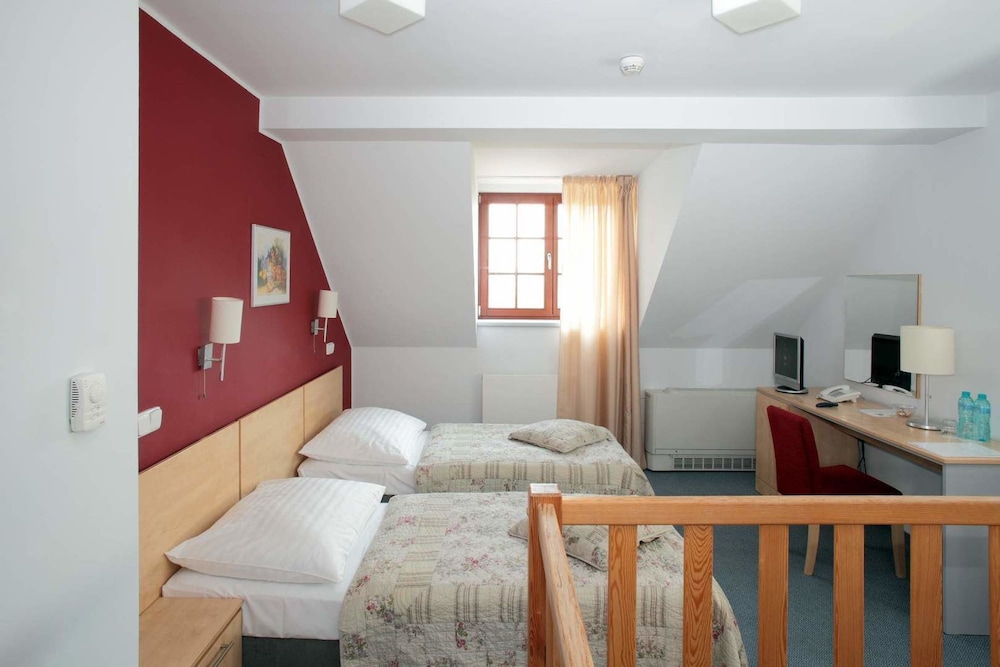 Hotel Chvalska Tvrz 35/68