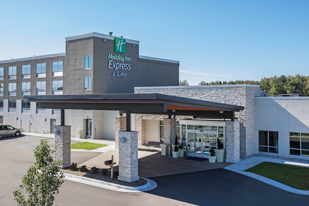 Holiday Inn Express & Suites Ludington 3/46
