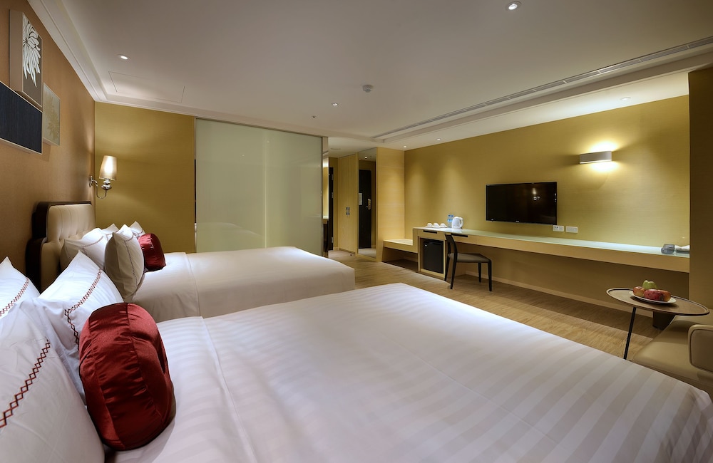 DELUXE, QUADRUPLE, 2 DOUBLE BEDS