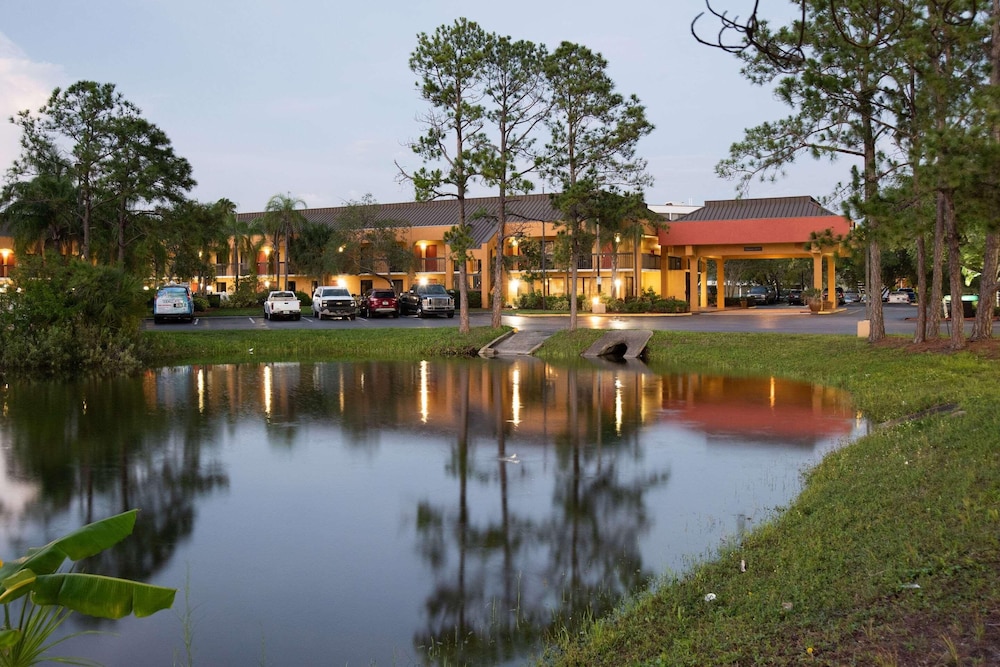 SureStay Hotel by Best Western St. Pete Clearwater Airport 1/43